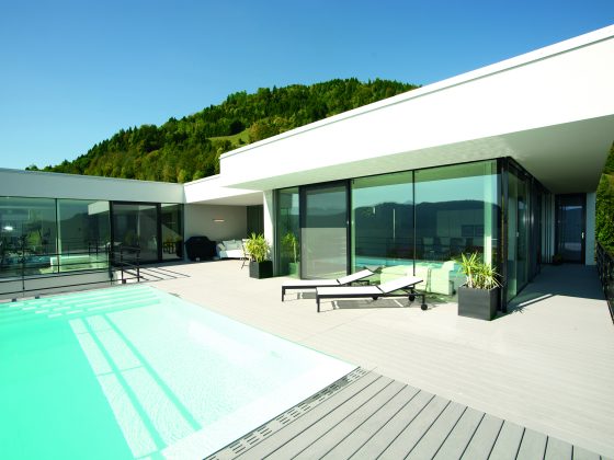 Moderní dům s velkým bazénem a zahradou