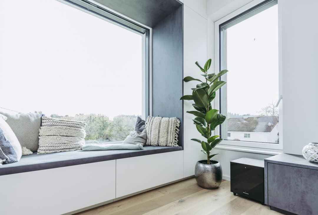 Odpočinkové místo u okna v moderním bytě