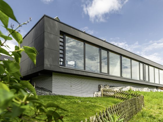 Moderní dům s okny